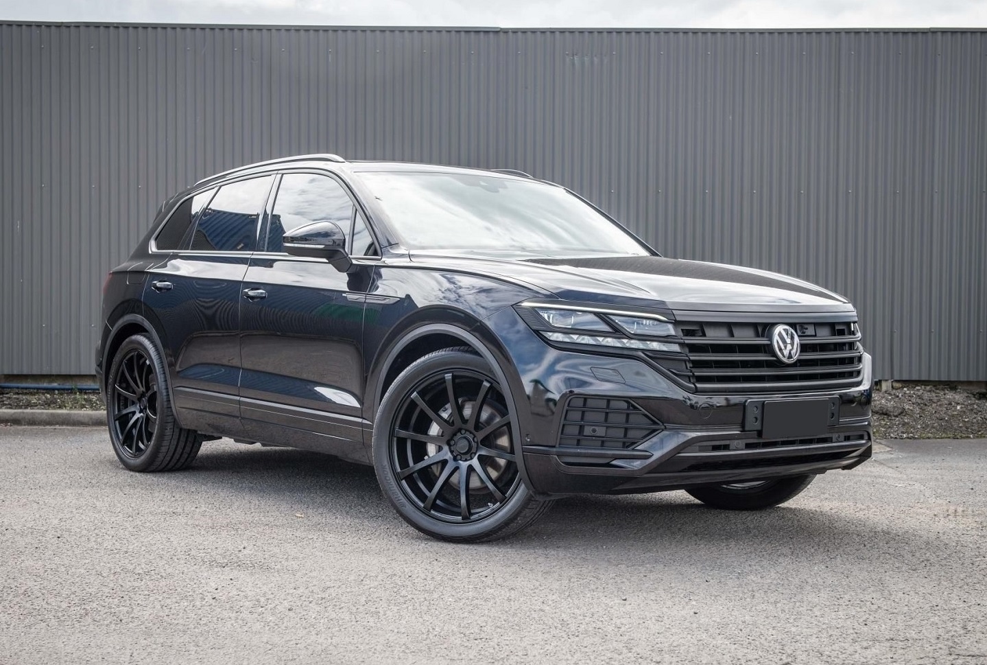 Volkswagen Touareg (2019) on 22" BGW Pursuit