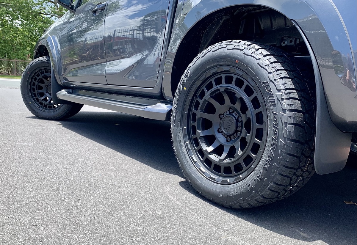 Isuzu D-Max on 20" Black Rhino Chamber